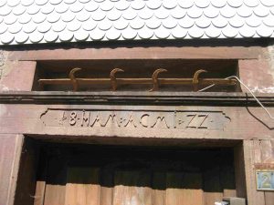 Türsturz vom ehemaligen Gasthaus Hirsch von 1822, dem Jahr des großen Brand