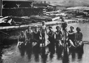Badende im Mühlenteich um 1914